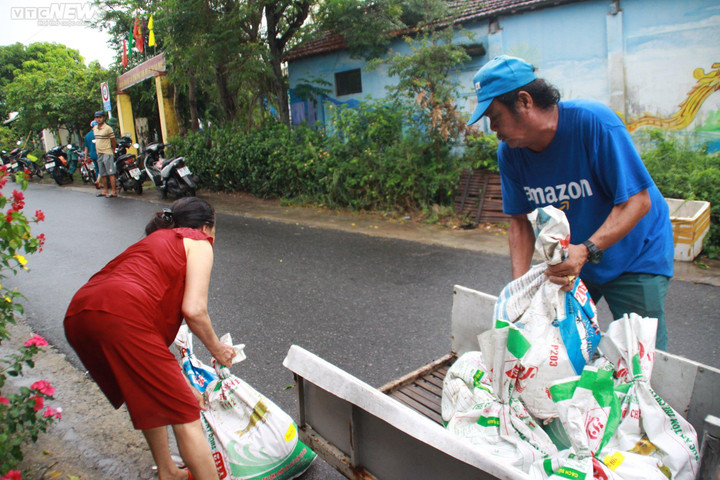 Ảnh: Dân quân, bộ đội 'chạy đua' thời gian, giúp dân chằng nhà tránh bão Noru - 9