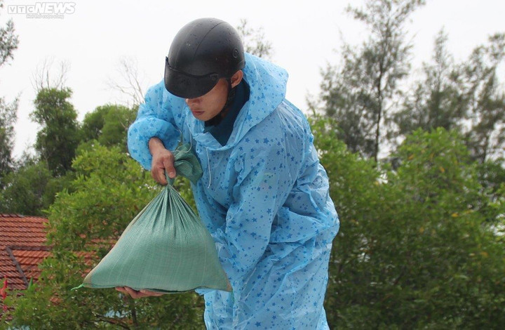 Ảnh: Dân quân, bộ đội 'chạy đua' thời gian, giúp dân chằng nhà tránh bão Noru - 5