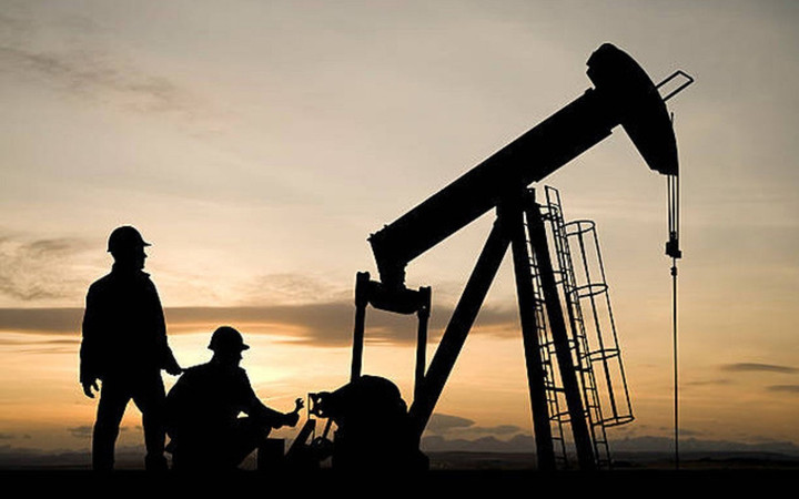 Giá dầu lao xuống mức thấp nhất 8 tháng - 1