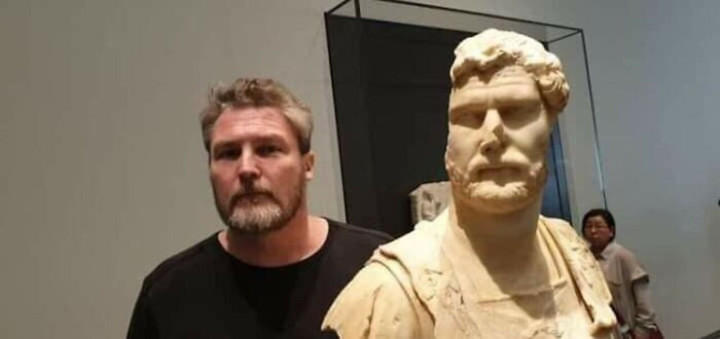 Kinh ngạc cảnh dân tình bắt gặp 'anh em sinh đôi' của mình trong tranh vẽ - 9