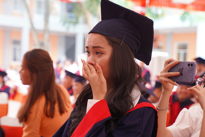 Xúc động hình ảnh bà nội 83 tuổi vượt gần 2.000km dự lễ tốt nghiệp của cháu gái - 4