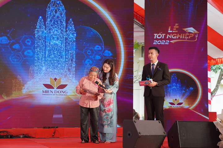 Xúc động hình ảnh bà nội 83 tuổi vượt gần 2.000km dự lễ tốt nghiệp của cháu gái - 3