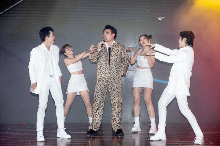 Lên sân khấu với vai trò ca sĩ, Lê Dương Bảo Lâm nói 'đi hát chưa hòa được vốn' - 3