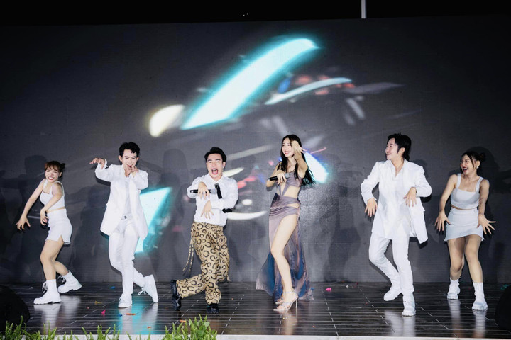 Lên sân khấu với vai trò ca sĩ, Lê Dương Bảo Lâm nói 'đi hát chưa hòa được vốn' - 5