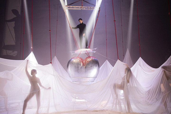 Karik trật xương đầu gối, phải chữa trị 1 tháng sau khi quay MV - 2