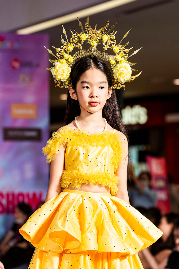 Hai con gái nuôi Phi Nhung thần thái khi lấn sân diễn thời trang - 6