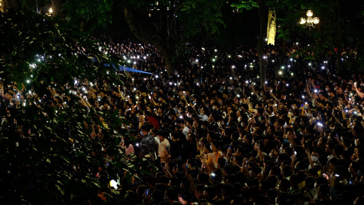 Ca sĩ Tuấn Hưng: 'Tôi quỳ xuống cảm ơn vì mọi người' sau đêm diễn ở ban công nhà - 2