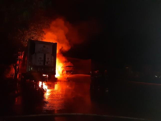 3 xe container cháy dữ dội kèm theo nhiều tiếng nổ lớn - 2