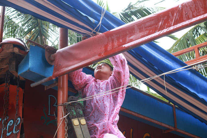 Chi chục triệu thuê container chặn trước nhà để chắn siêu bão Noru - 13