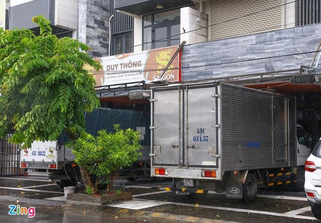 Chi chục triệu thuê container chặn trước nhà để chắn siêu bão Noru - 2