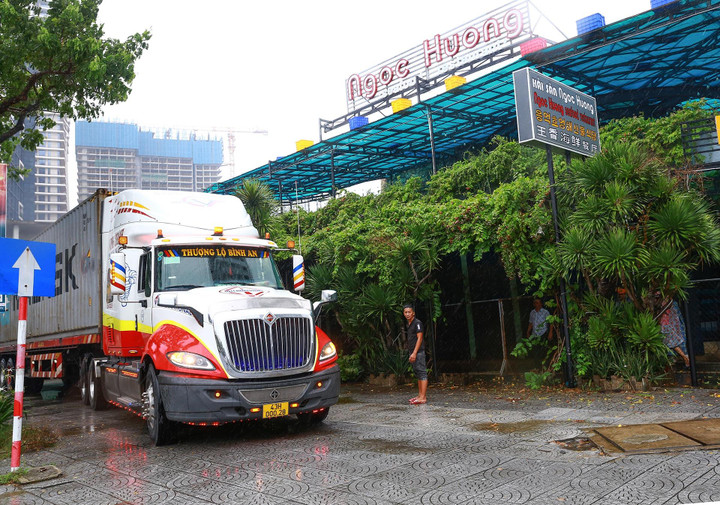 Chi chục triệu thuê container chặn trước nhà để chắn siêu bão Noru - 3