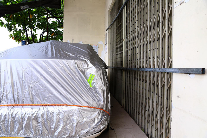 Chi chục triệu thuê container chặn trước nhà để chắn siêu bão Noru - 4