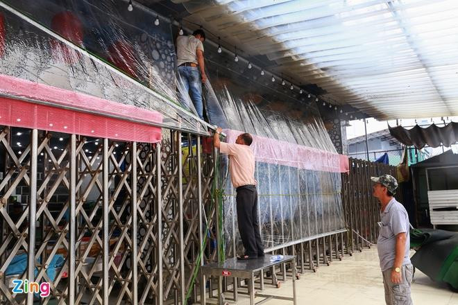 Chi chục triệu thuê container chặn trước nhà để chắn siêu bão Noru - 1