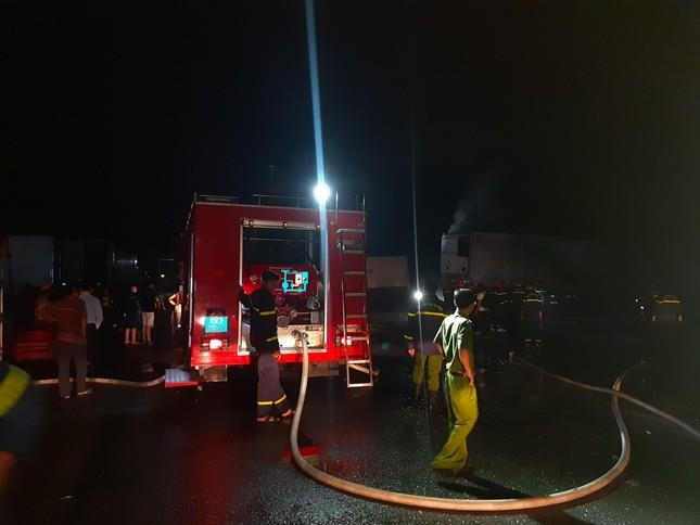 3 xe container cháy dữ dội kèm theo nhiều tiếng nổ lớn - 1