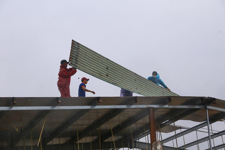 Chi chục triệu thuê container chặn trước nhà để chắn siêu bão Noru - 6