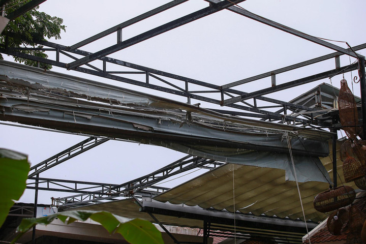 Chi chục triệu thuê container chặn trước nhà để chắn siêu bão Noru - 7