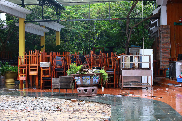 Chi chục triệu thuê container chặn trước nhà để chắn siêu bão Noru - 8