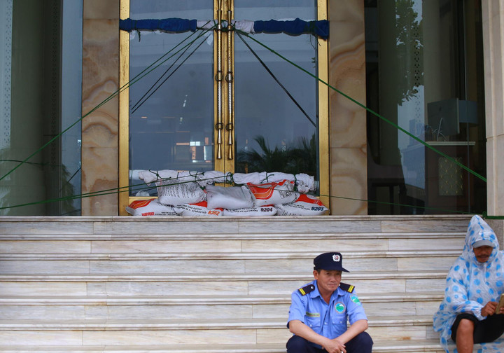 Chi chục triệu thuê container chặn trước nhà để chắn siêu bão Noru - 9