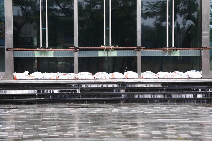 Chi chục triệu thuê container chặn trước nhà để chắn siêu bão Noru - 10