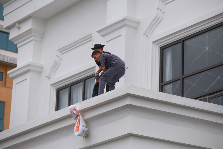 Chi chục triệu thuê container chặn trước nhà để chắn siêu bão Noru - 11