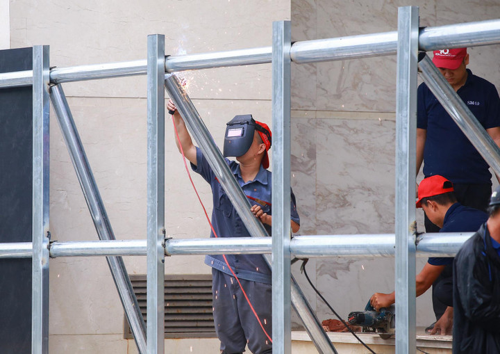 Chi chục triệu thuê container chặn trước nhà để chắn siêu bão Noru - 12