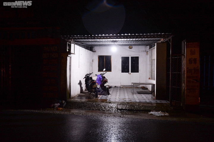 Siêu bão Noru áp sát đất liền: Nước biển dâng cao, dân Huế không dám ra khỏi nhà - 3