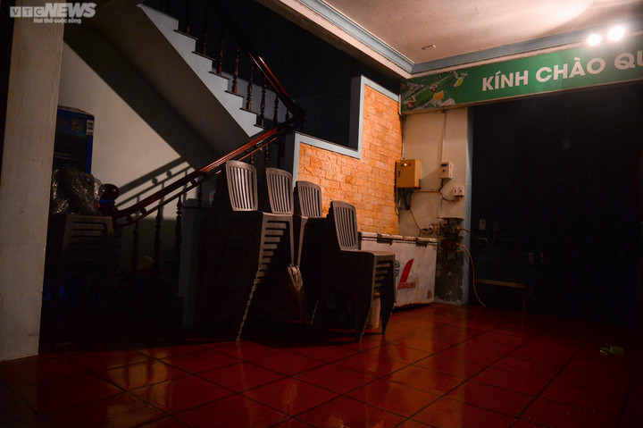 Siêu bão Noru áp sát đất liền: Nước biển dâng cao, dân Huế không dám ra khỏi nhà - 8