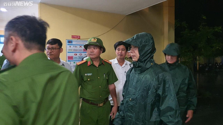 Siêu bão Noru áp sát đất liền: Nước biển dâng cao, dân Huế không dám ra khỏi nhà - 10