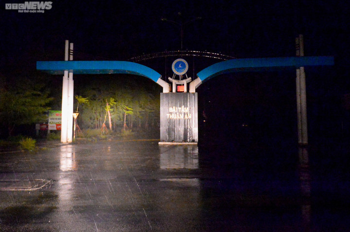 Siêu bão Noru áp sát đất liền: Nước biển dâng cao, dân Huế không dám ra khỏi nhà - 2