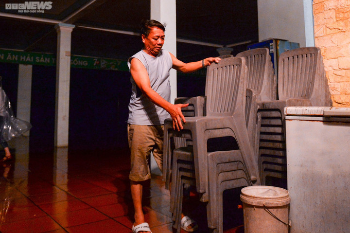 Siêu bão Noru áp sát đất liền: Nước biển dâng cao, dân Huế không dám ra khỏi nhà - 7