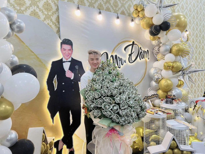 Đàm Vĩnh Hưng khoe nhận được quà sinh nhật đặc biệt từ fan hâm mộ - 1