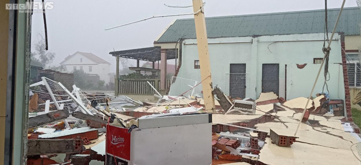 Ảnh: Siêu bão Noru chưa đổ bộ, hơn trăm nhà tan nát sau lốc xoáy - 7