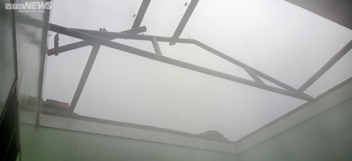 Ảnh: Siêu bão Noru chưa đổ bộ, hơn trăm nhà tan nát sau lốc xoáy - 10