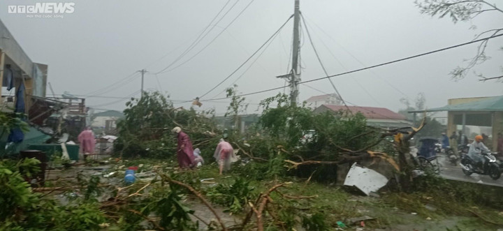 Ảnh: Siêu bão Noru chưa đổ bộ, hơn trăm nhà tan nát sau lốc xoáy - 6