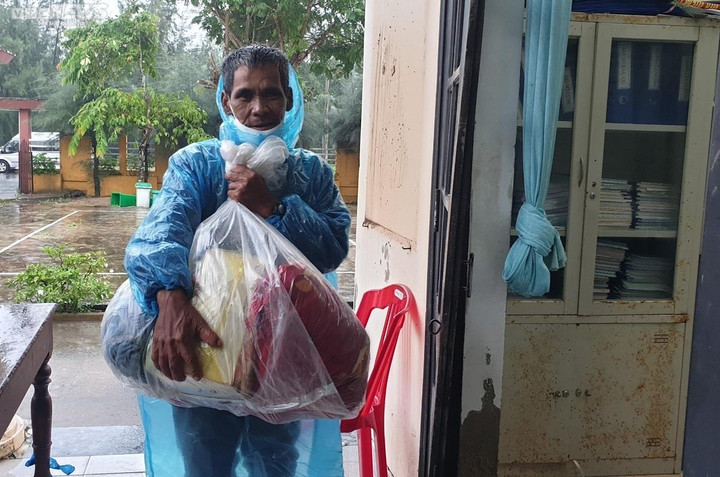 Người dân ven biển Hội An khăn gói, đội mưa, rời nhà đi sơ tán tránh bão Noru - 3