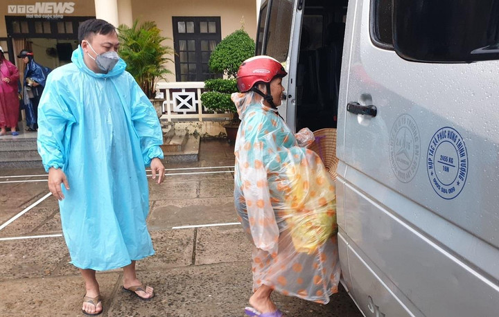 Người dân ven biển Hội An khăn gói, đội mưa, rời nhà đi sơ tán tránh bão Noru - 4