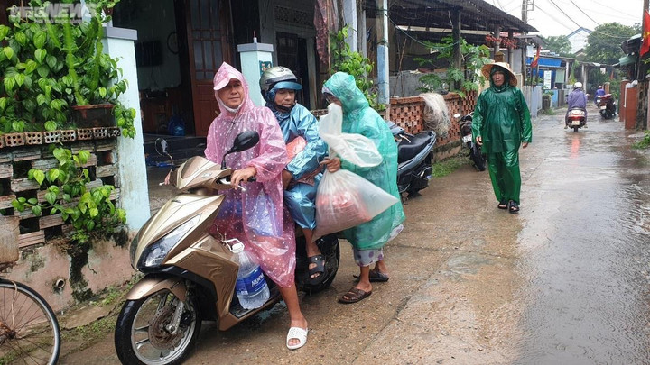 Người dân ven biển Hội An khăn gói, đội mưa, rời nhà đi sơ tán tránh bão Noru - 5