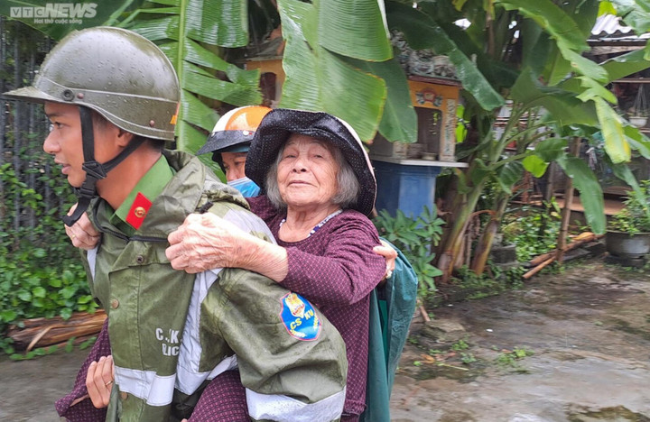 Siêu bão Noru khiến đường vào thuỷ điện Rào Trăng có nguy cơ sạt lở - 3