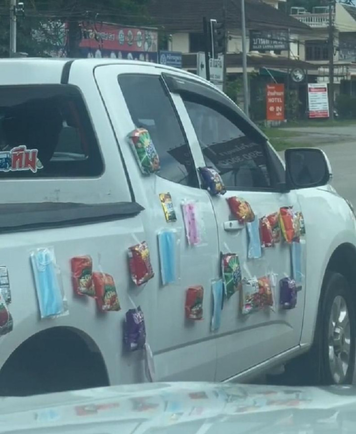 Xe bán tải dán chi chít bánh kẹo chạy khắp phố đính kèm lời kêu gọi đáng yêu - 2