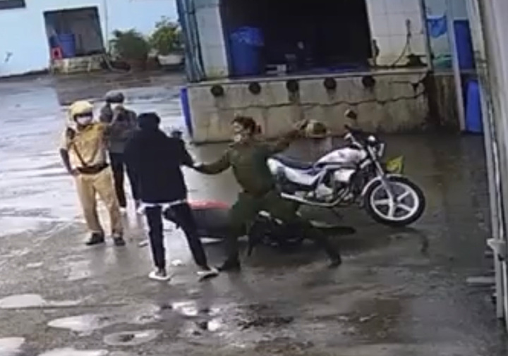 Xác minh clip 2 cảnh sát dùng dùi cui, nón bảo hiểm đánh 1 thiếu niên - 1
