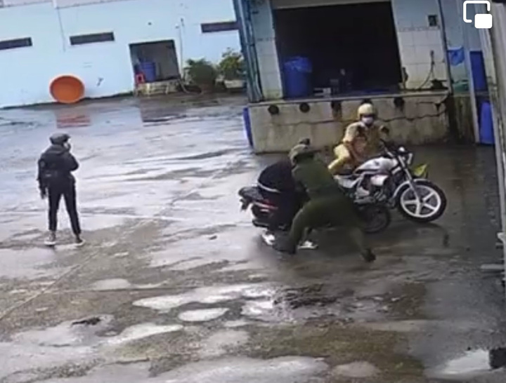 Tạm đình chỉ tổ công tác trong clip 'cảnh sát đánh 1 thiếu niên' ở Sóc Trăng - 1