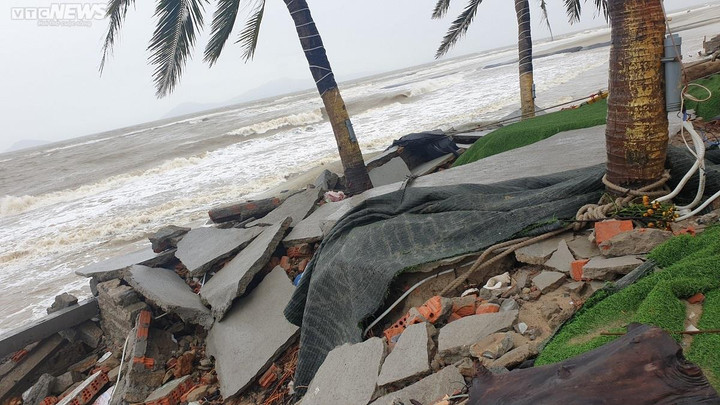 Chủ nhà hàng ven biển Cửa Đại lại 'khóc ròng' vì bão Noru nuốt chửng bờ kè - 5