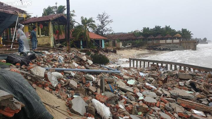 Chủ nhà hàng ven biển Cửa Đại lại 'khóc ròng' vì bão Noru nuốt chửng bờ kè - 2