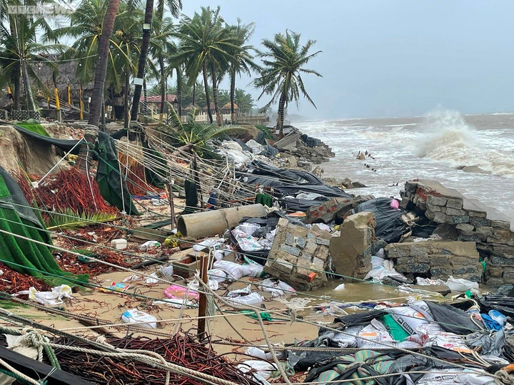 Chủ nhà hàng ven biển Cửa Đại lại 'khóc ròng' vì bão Noru nuốt chửng bờ kè - 8