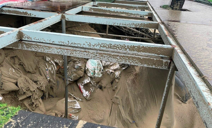 Chủ nhà hàng ven biển Cửa Đại lại 'khóc ròng' vì bão Noru nuốt chửng bờ kè - 7