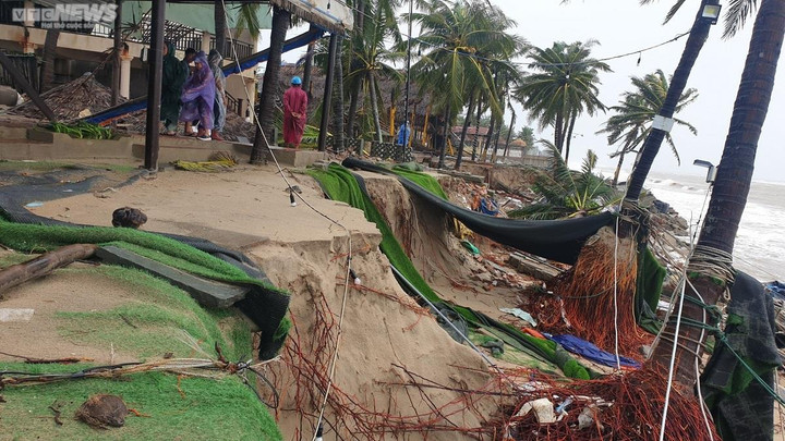 Chủ nhà hàng ven biển Cửa Đại lại 'khóc ròng' vì bão Noru nuốt chửng bờ kè - 6