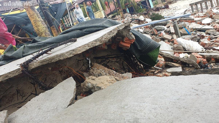 Chủ nhà hàng ven biển Cửa Đại lại 'khóc ròng' vì bão Noru nuốt chửng bờ kè - 4