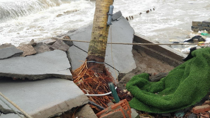 Chủ nhà hàng ven biển Cửa Đại lại 'khóc ròng' vì bão Noru nuốt chửng bờ kè - 3