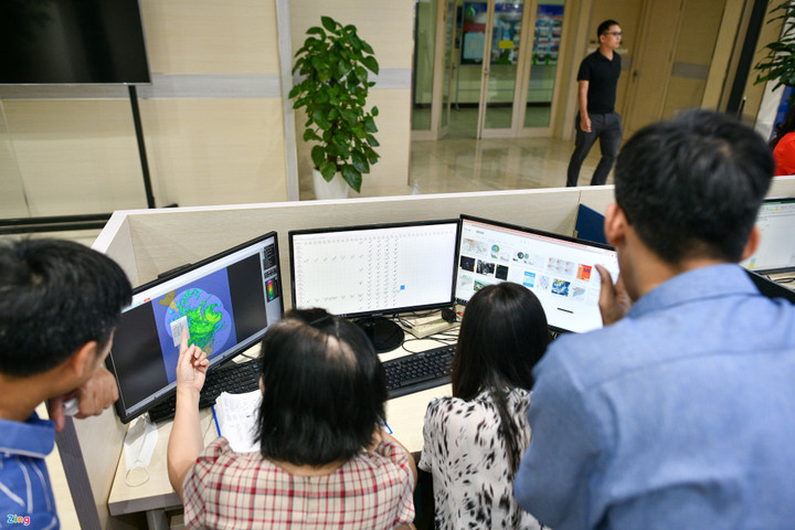 Đêm đón bão Noru ở Trung tâm Khí tượng Thủy văn Quốc gia - 8