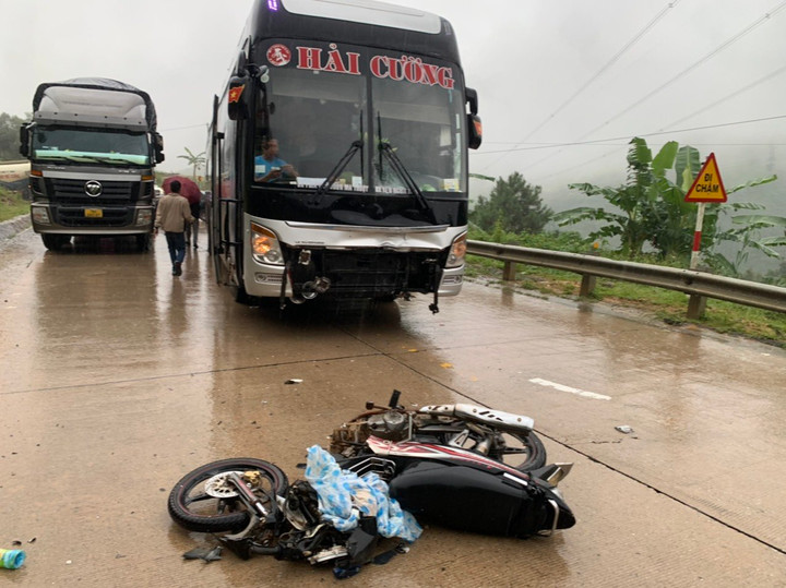 Kon Tum: Xe khách va chạm xe máy, hai vợ chồng thiệt mạng - 1